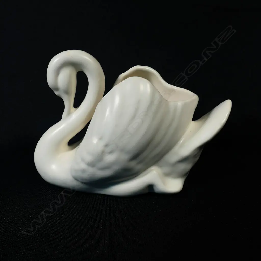 A small white Crown Lynn swan, Image 1++