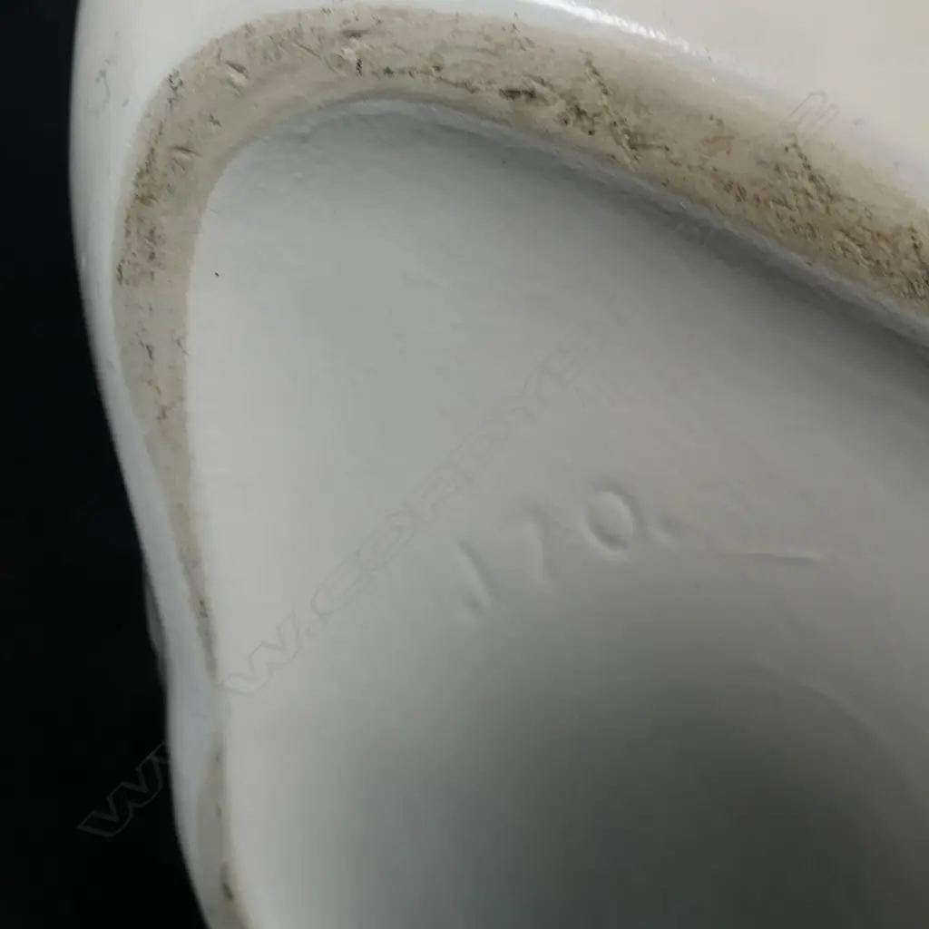 A large white Crown Lynn swan, Image 1++