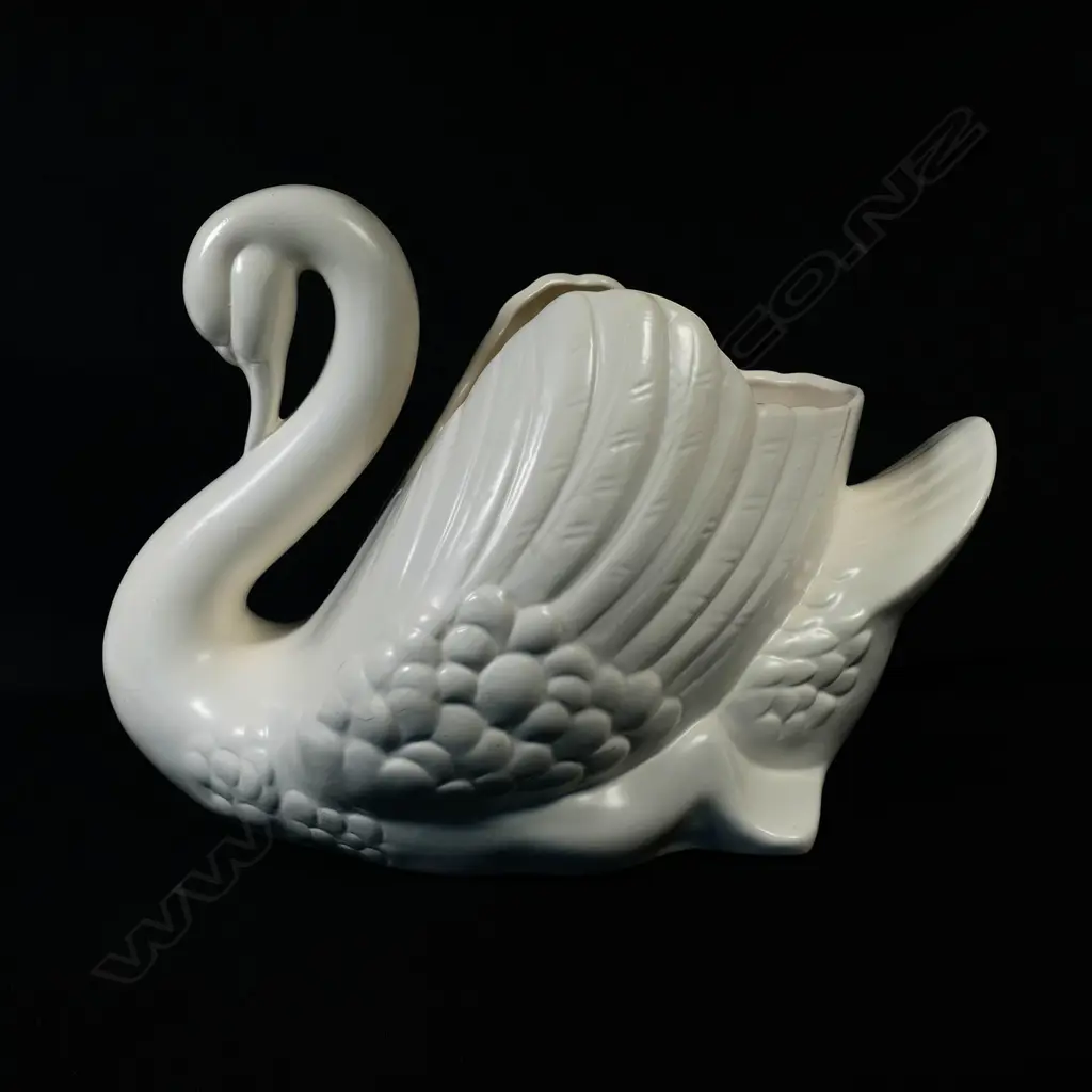 A large white Crown Lynn swan, Image 1++