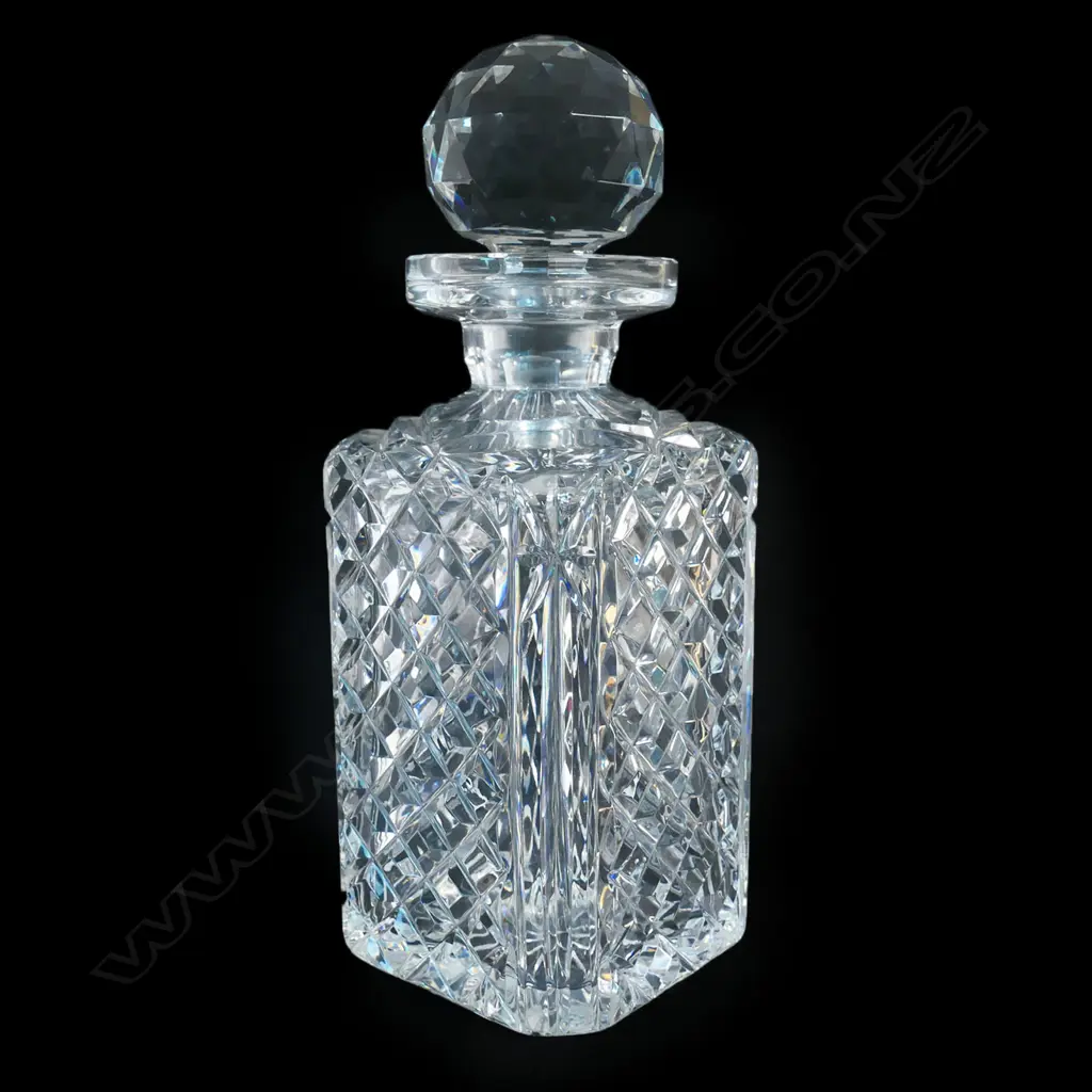 A square cut crystal whisky decanter Image 1++