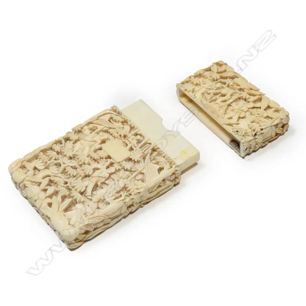 A Chinese carved ivory card case, Image 1++