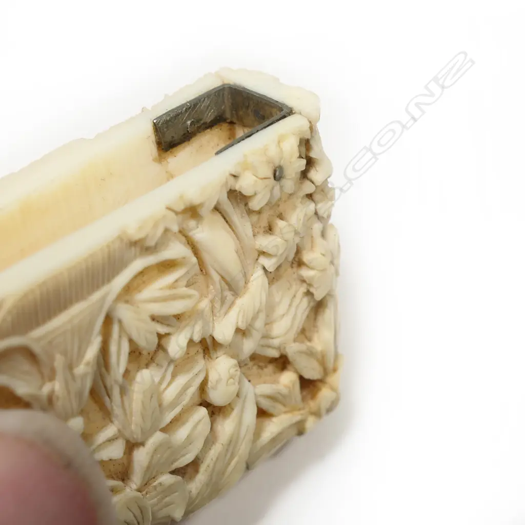 A Chinese carved ivory card case, Image 1++