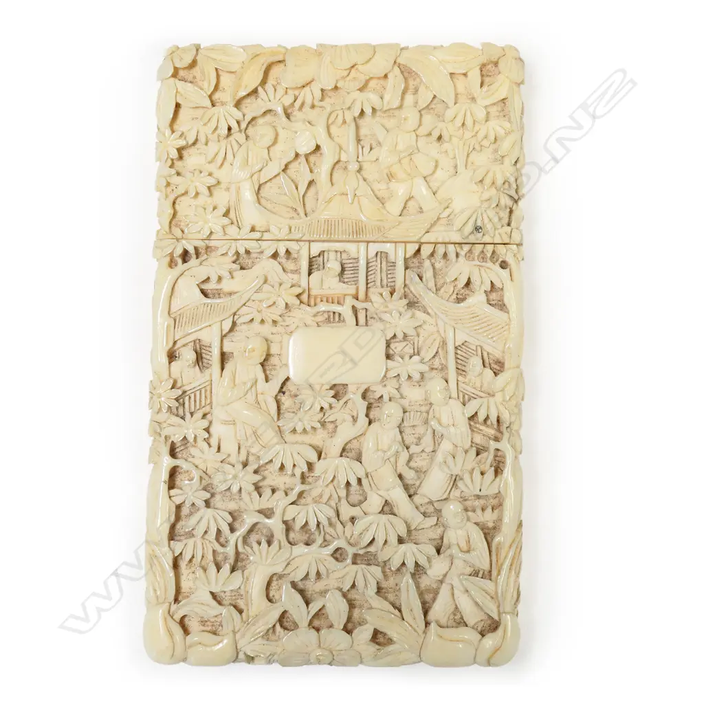 A Chinese carved ivory card case, Image 1++