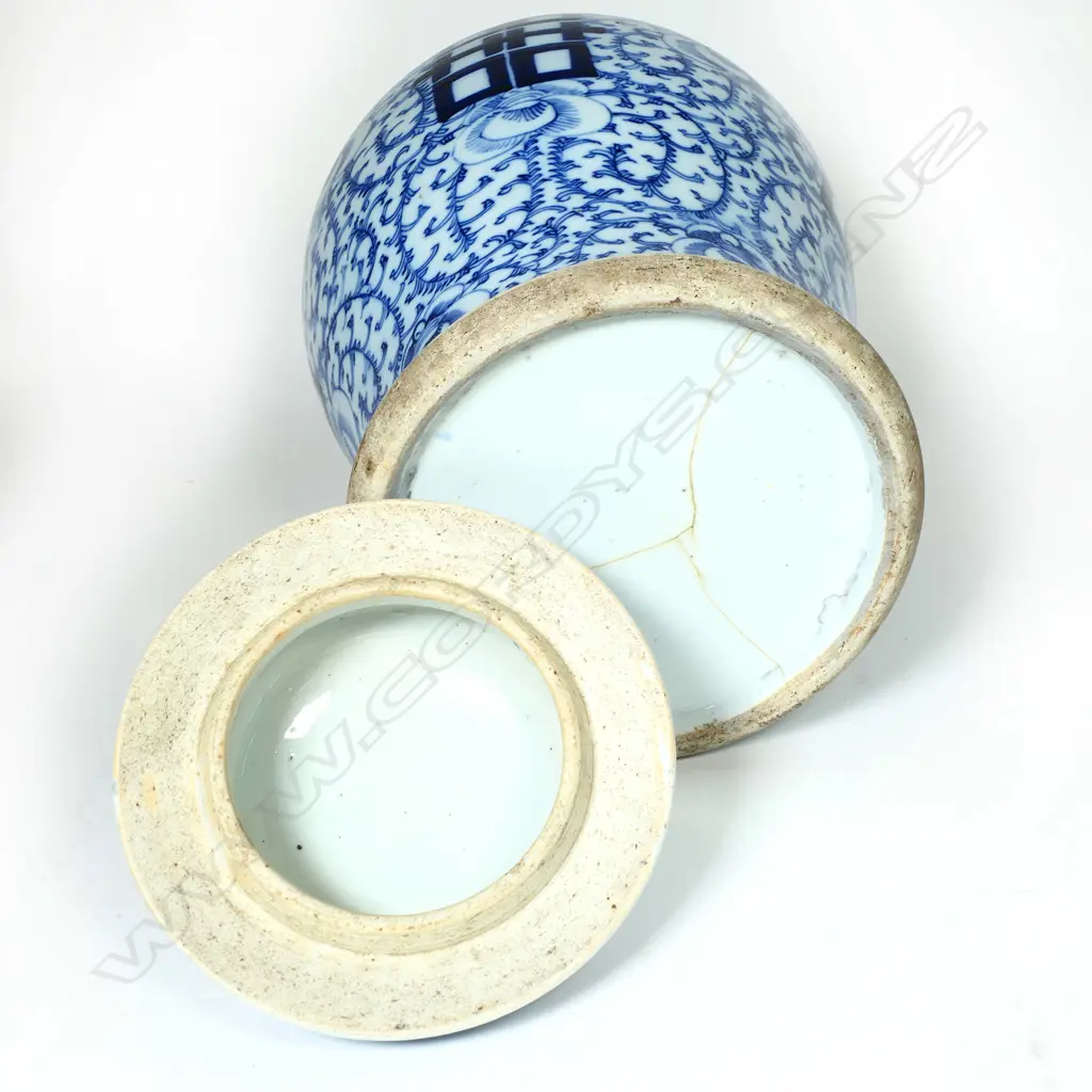 A 19thC Chinese blue and white baluster jar, Image 1++