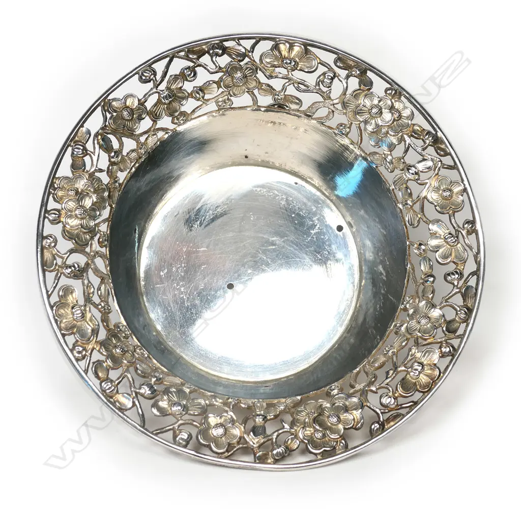 Three small Chinese silver dishes, Image 1++