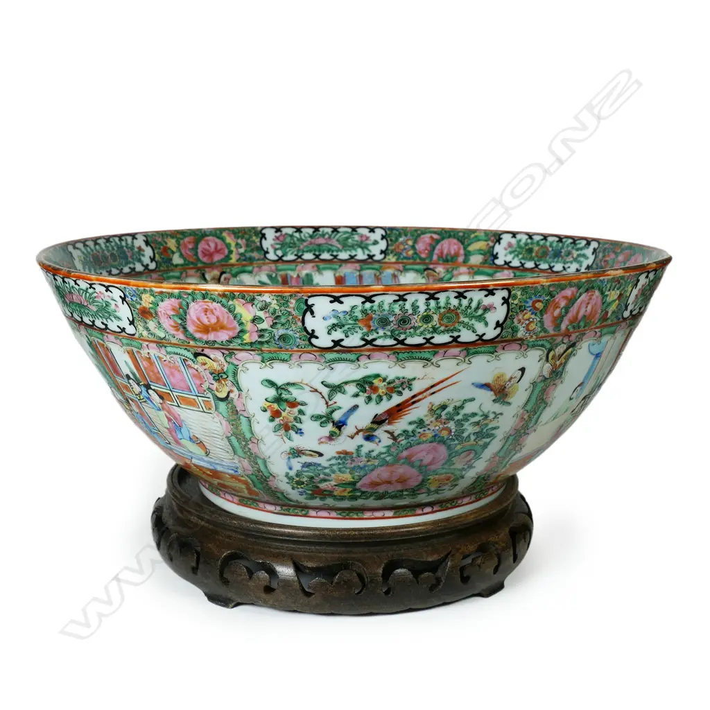 A large Chinese famille rose porcelain punch bowl Image 1++