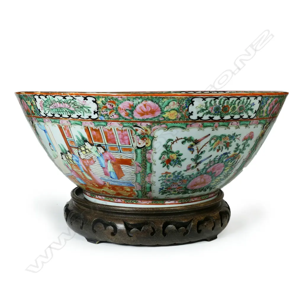A large Chinese famille rose porcelain punch bowl Image 1++
