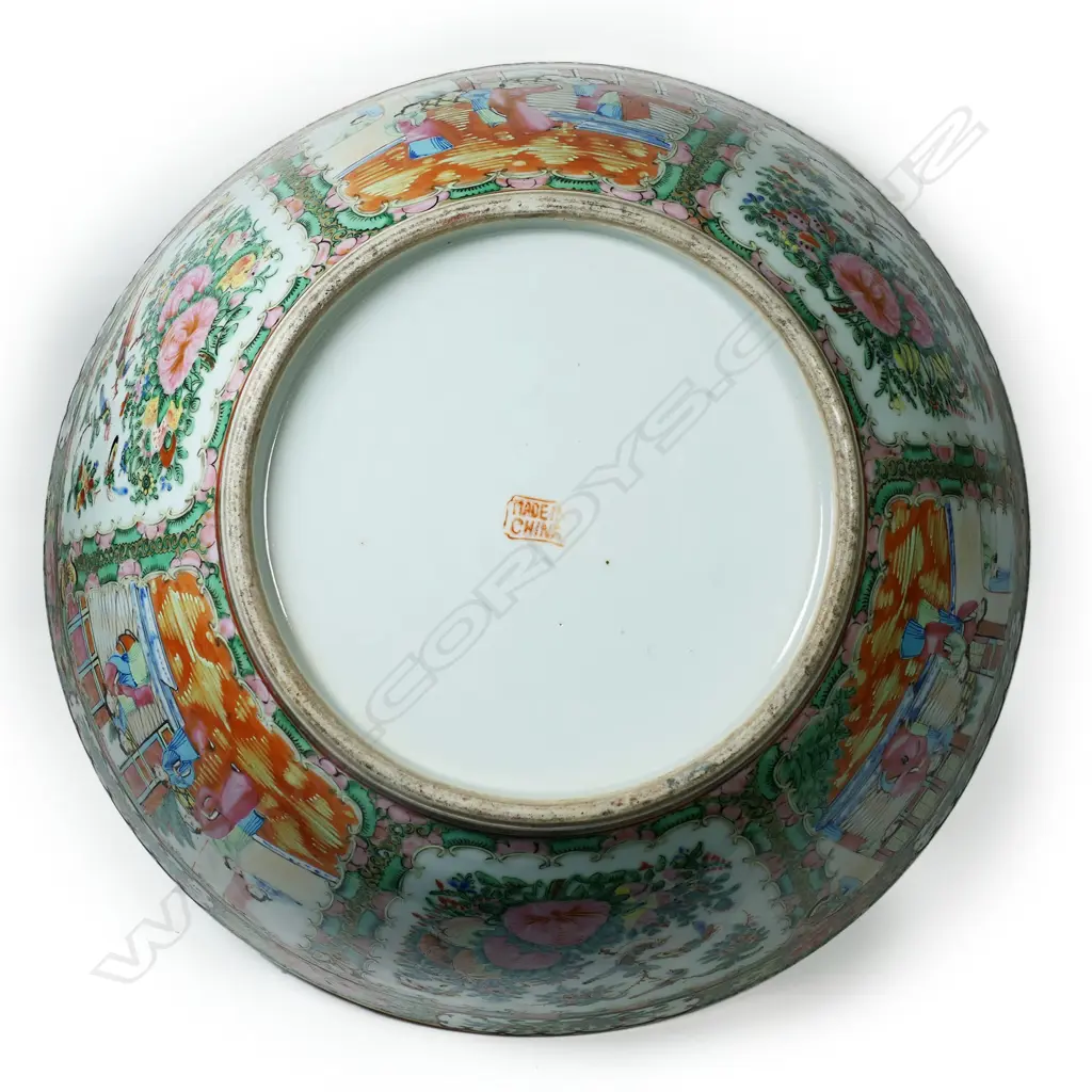 A large Chinese famille rose porcelain punch bowl Image 1++
