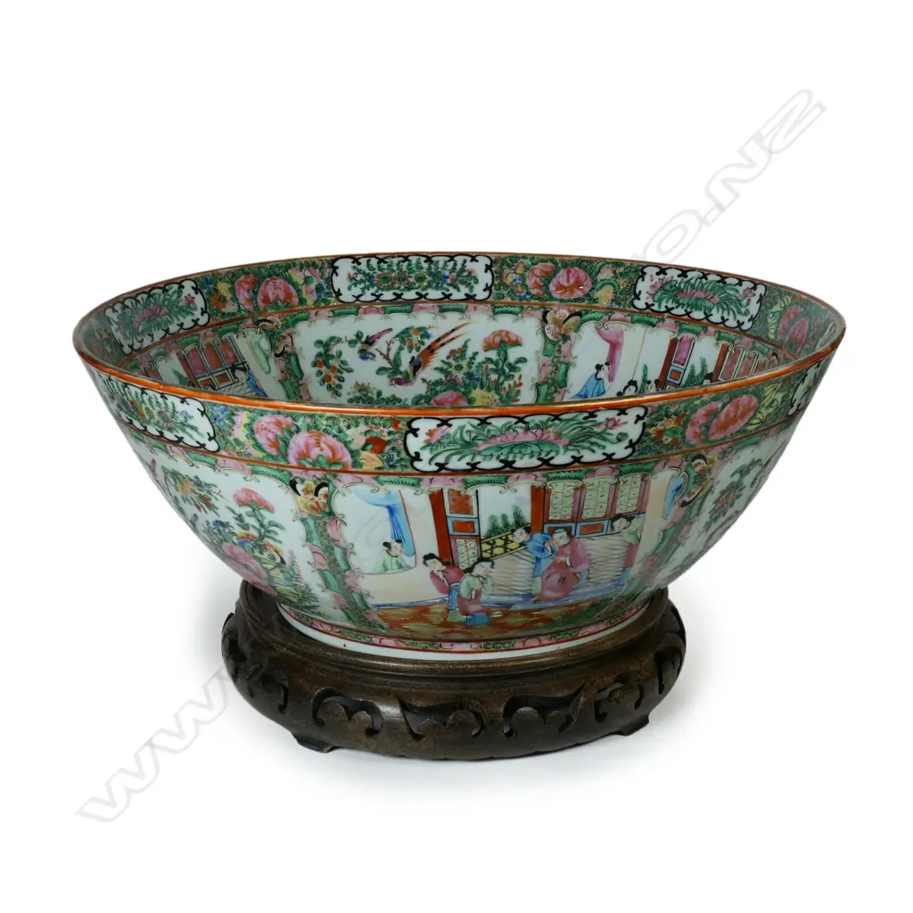 A large Chinese famille rose porcelain punch bowl Image 1++