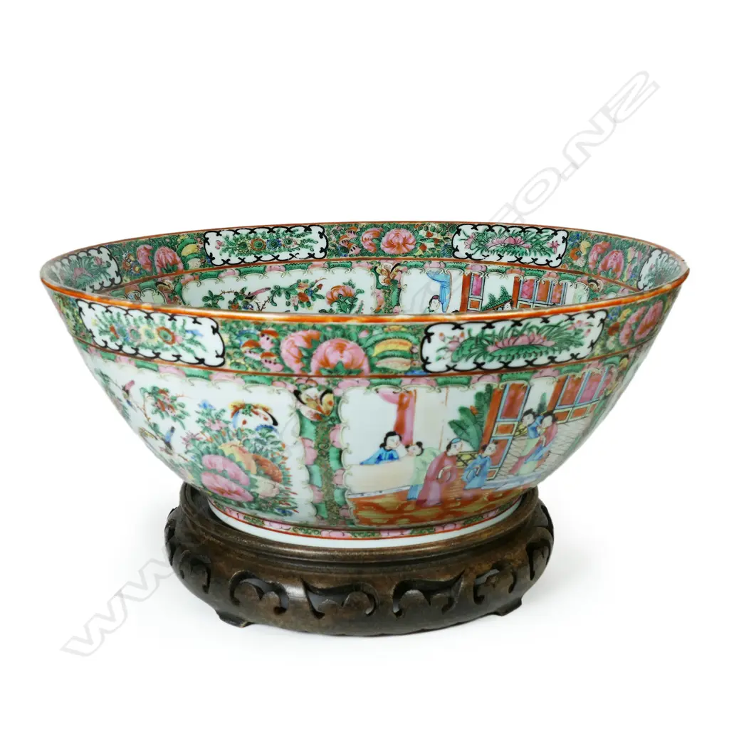 A large Chinese famille rose porcelain punch bowl Image 1++