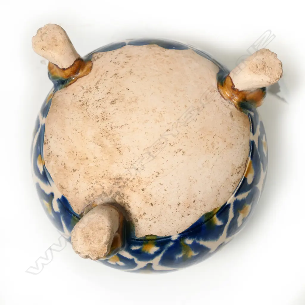 A Chinese Tang style three-legged vase, Image 1++