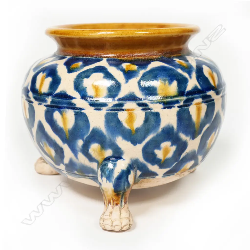 A Chinese Tang style three-legged vase, Image 1++