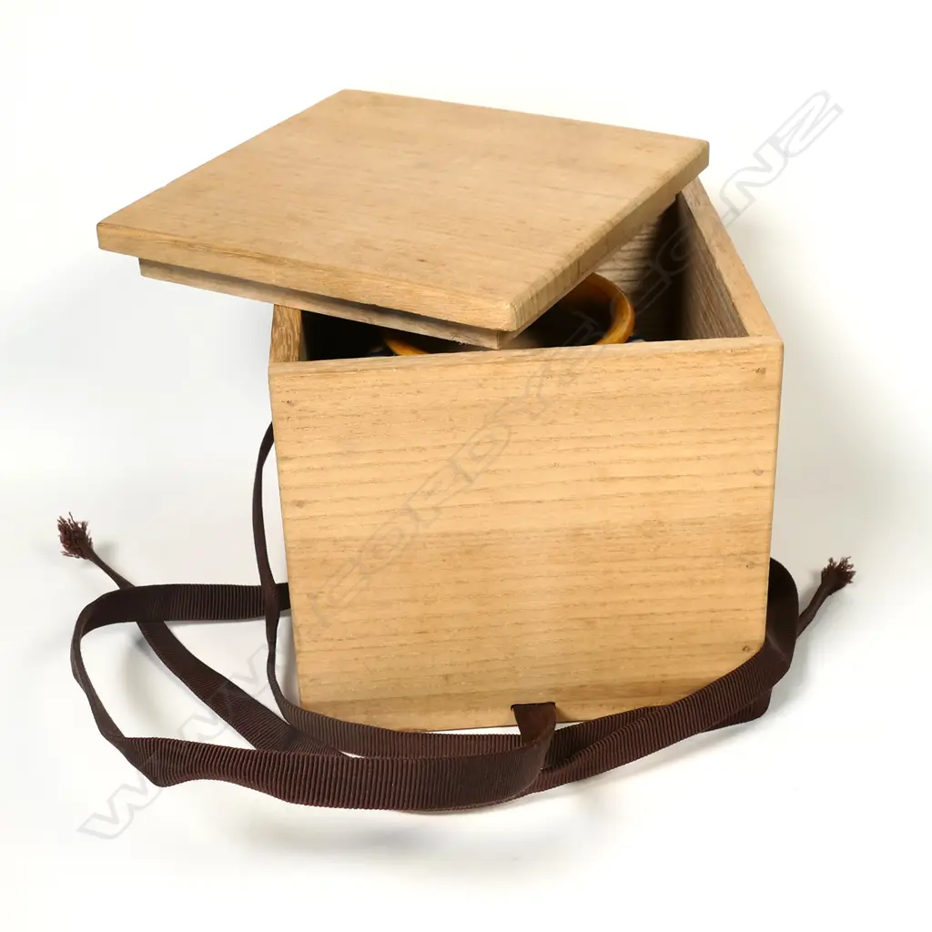 A Chinese Tang style three-legged vase, Image 1++