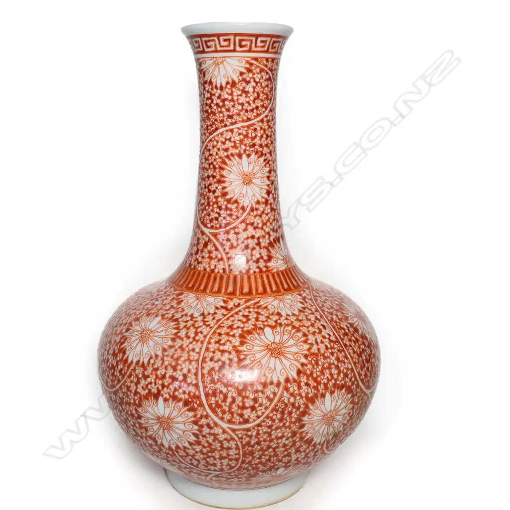 A Chinese Qing dynasty style iron red vase, Image 1++