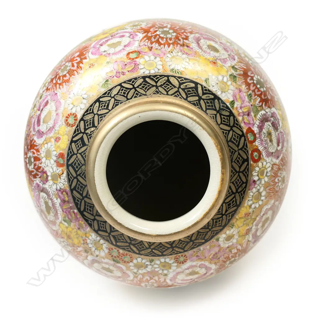 A Satsuma shoulder vase Image 1++