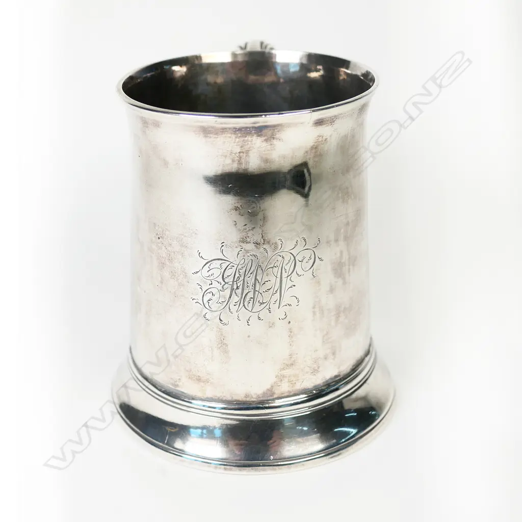 A George III silver half pint mug Image 1++