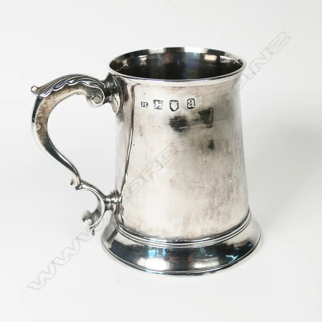 A George III silver half pint mug Image 1++