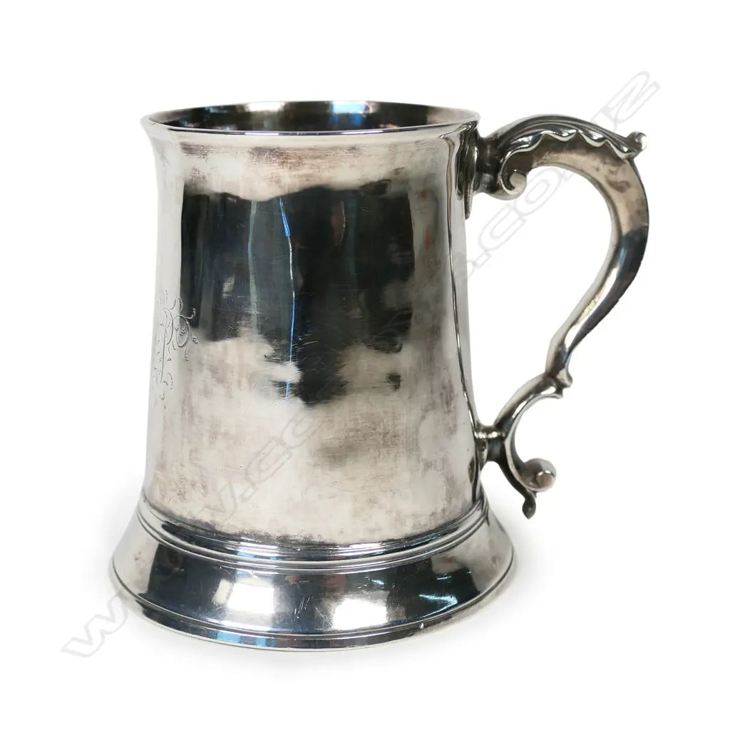 A George III silver half pint mug Image 1++