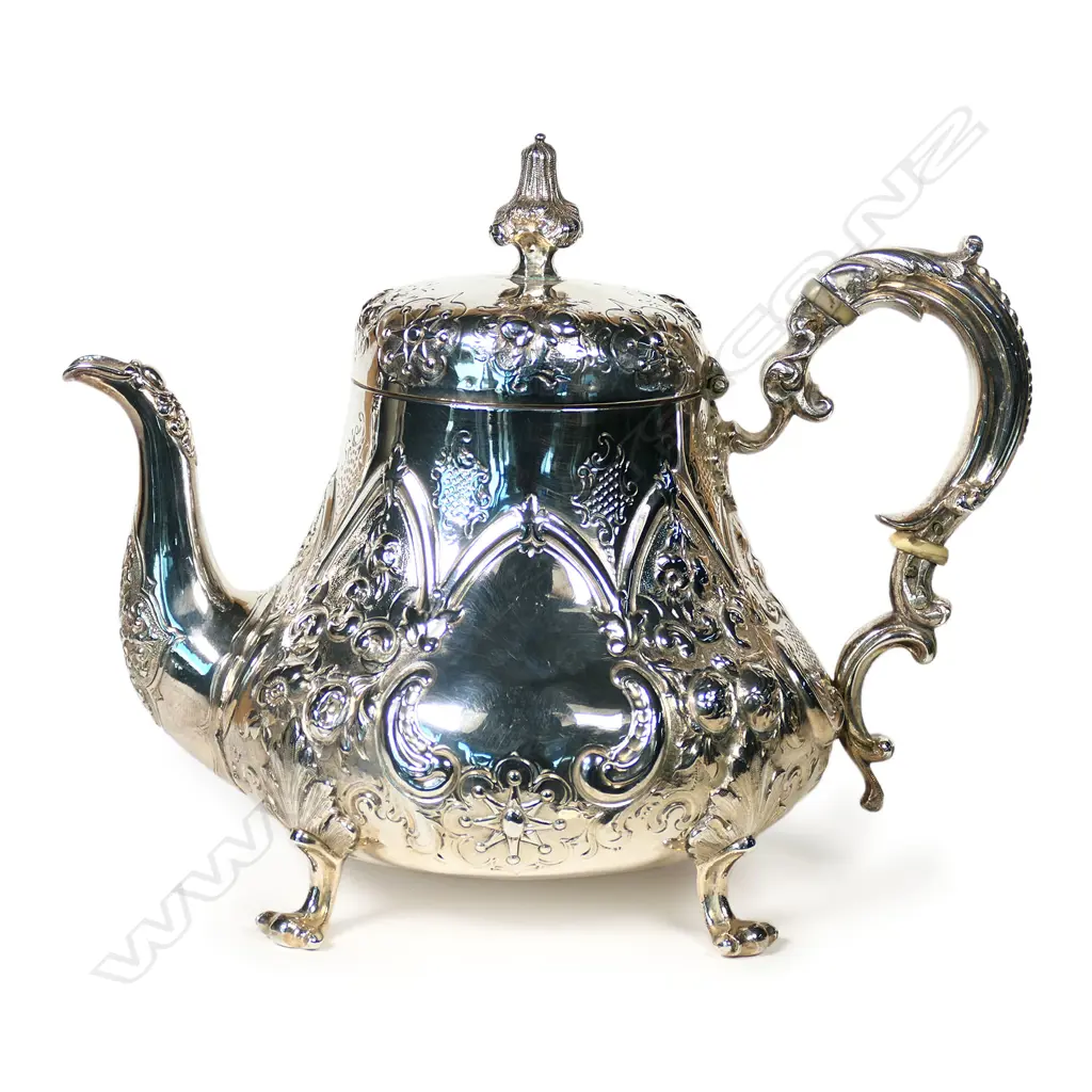 A Victorian silver teapot, Image 1++