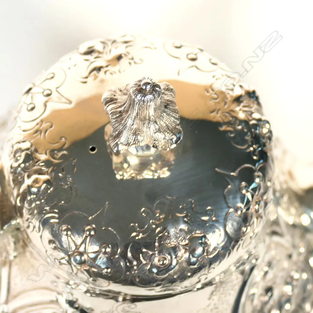 A Victorian silver teapot, Image 1++