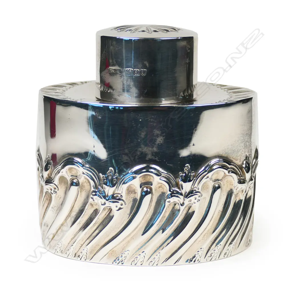 A late Victorian silver tea caddy, Image 1++