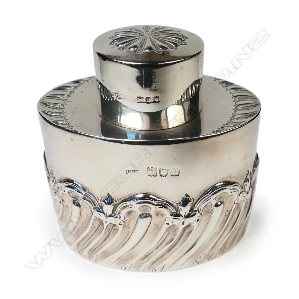 A late Victorian silver tea caddy, Image 1++