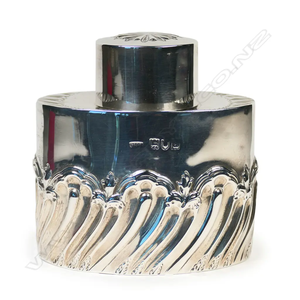 A late Victorian silver tea caddy, Image 1++