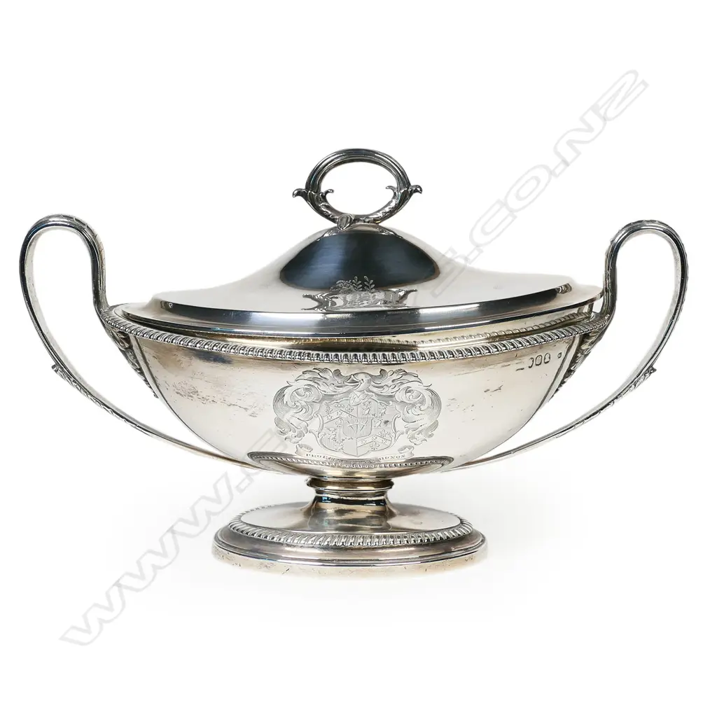 A George III/Regency elegant sauce tureen, Image 1++