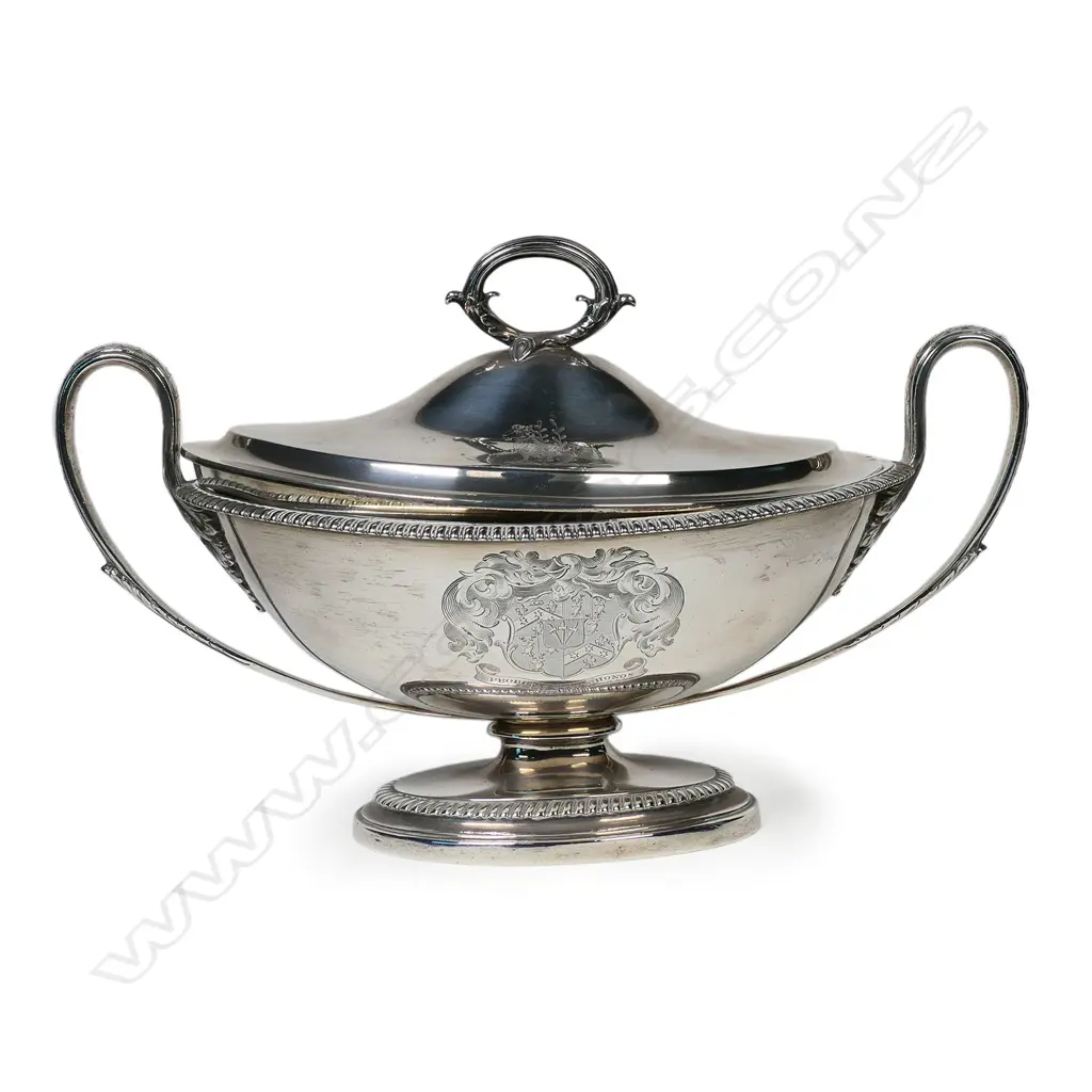 A George III/Regency elegant sauce tureen, Image 1++