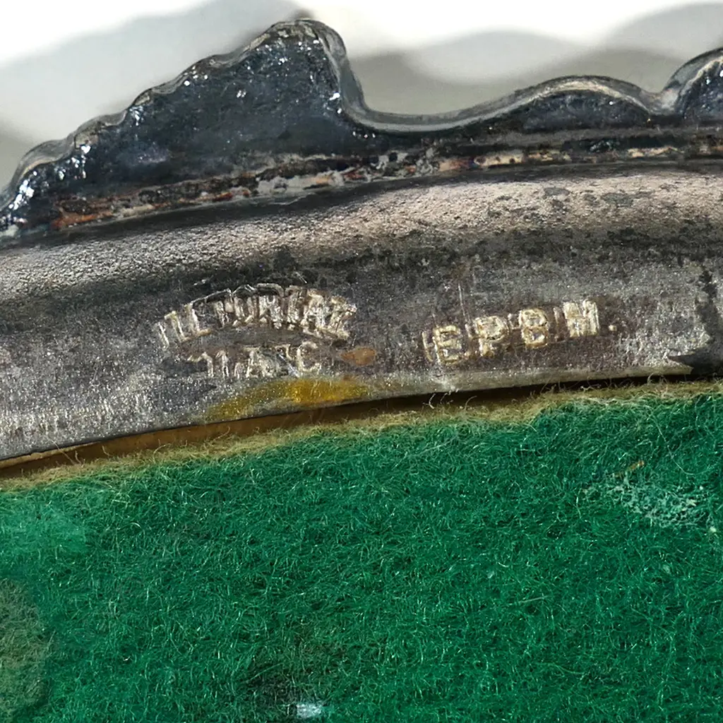 A silver-plated cake stand with mirrored plateau Image 1++