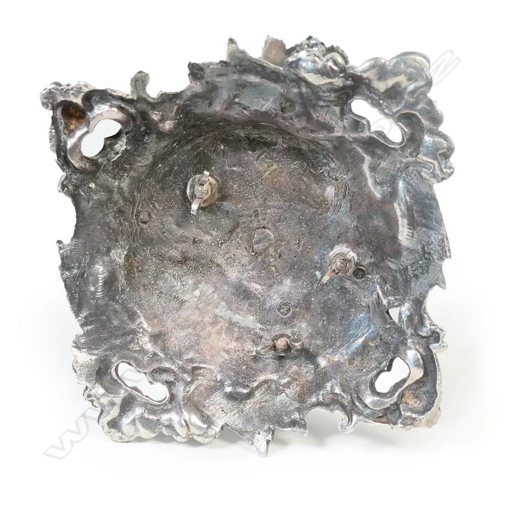 A silver-plated cake stand with mirrored plateau Image 1++