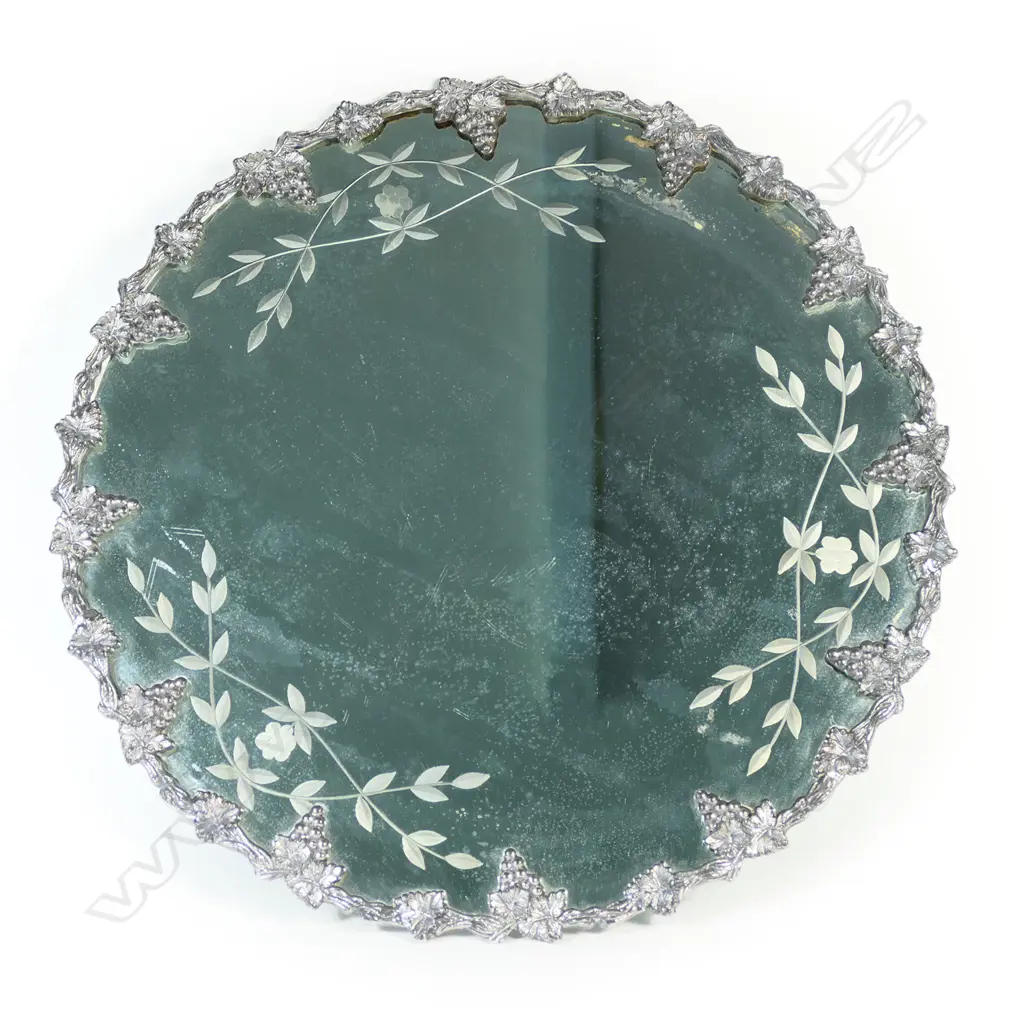 A silver-plated cake stand with mirrored plateau Image 1++