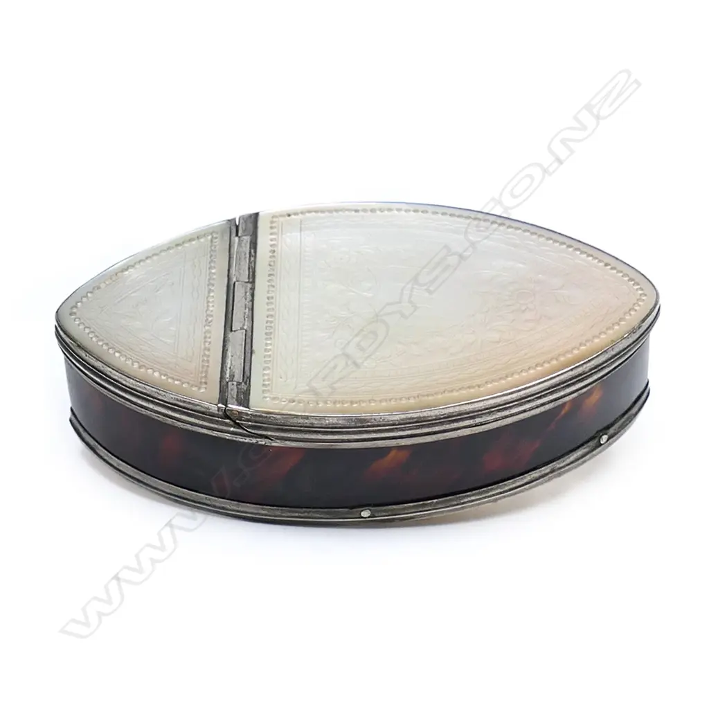 A quality 19thC mother-of-pearl and tortoiseshell snuff box, Image 1++