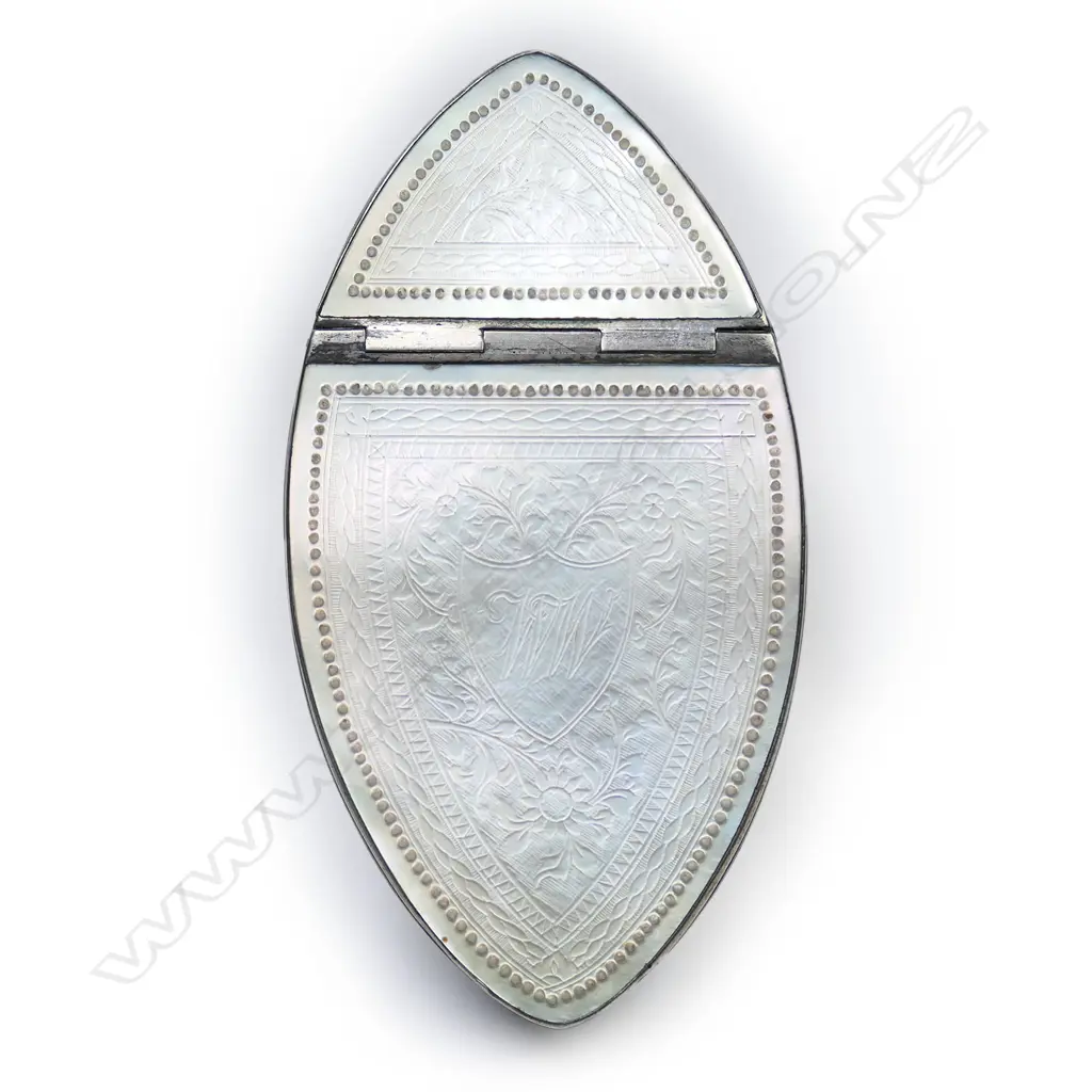 A quality 19thC mother-of-pearl and tortoiseshell snuff box, Image 1++
