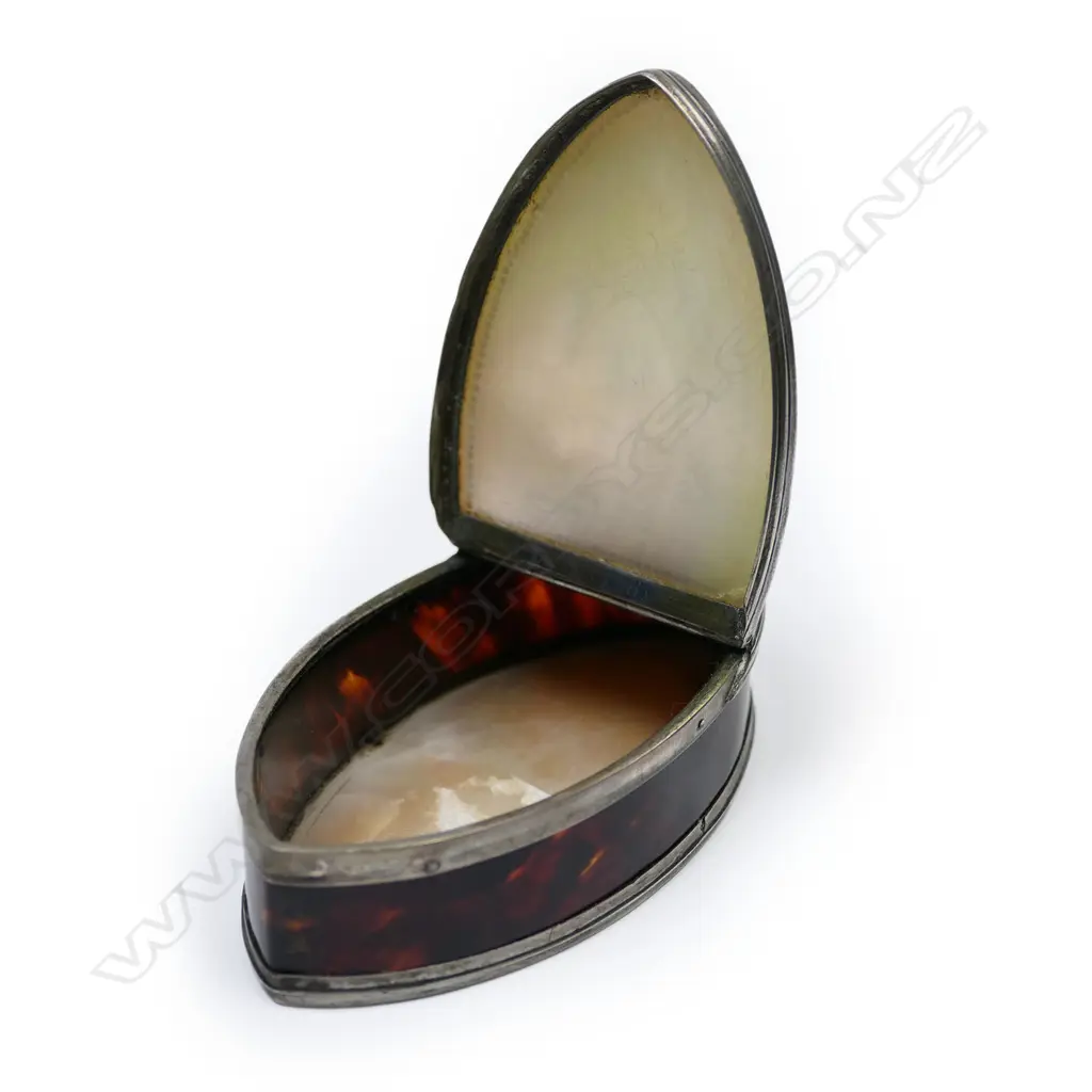 A quality 19thC mother-of-pearl and tortoiseshell snuff box, Image 1++
