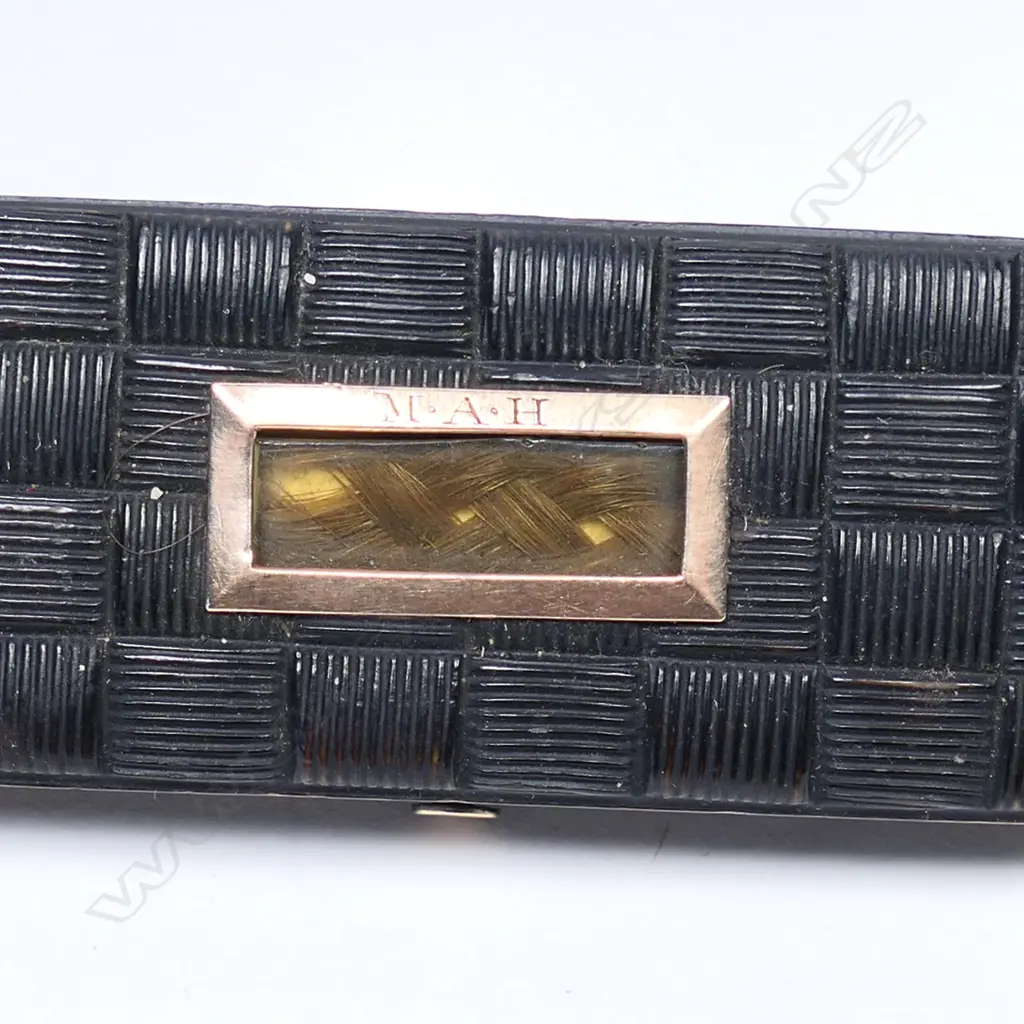 A George III carved horn patch box, Image 1++