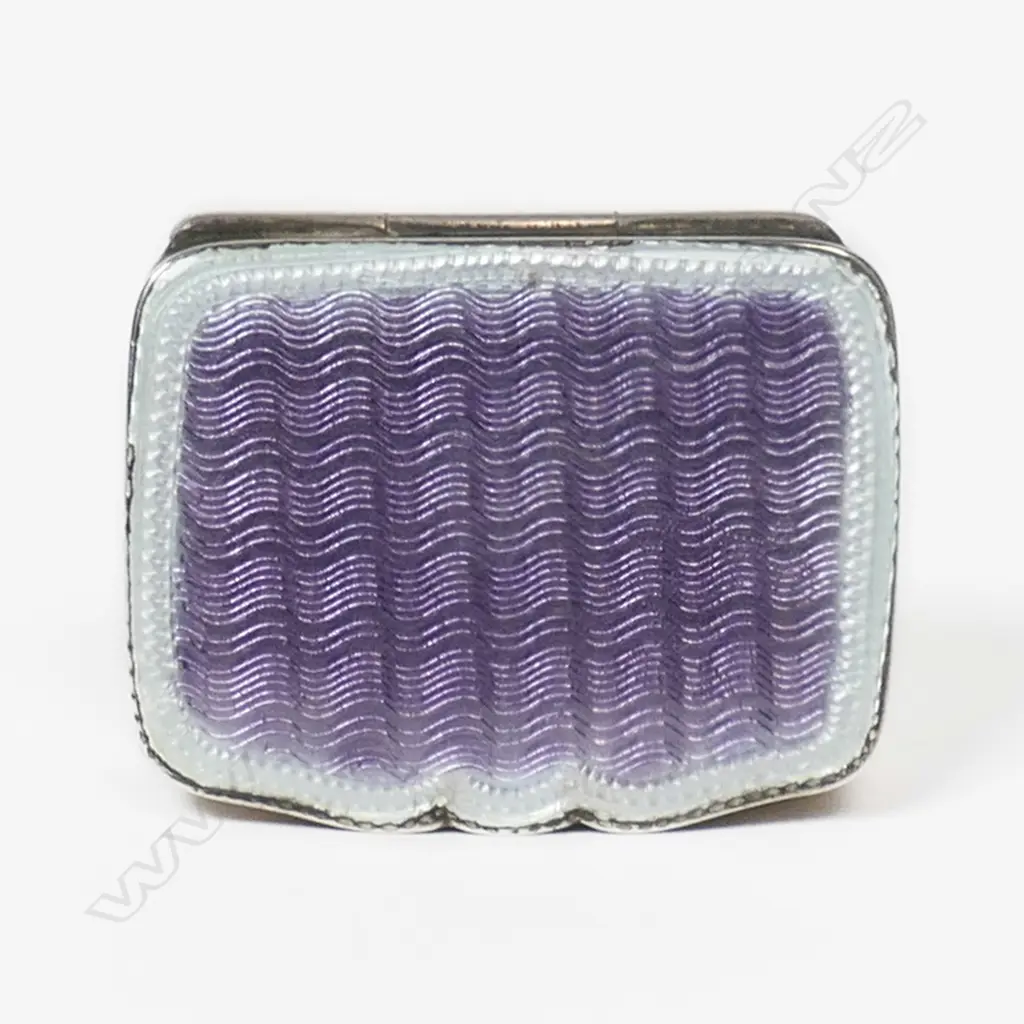 A late Edwardian silver and enamel patch box, Image 1++