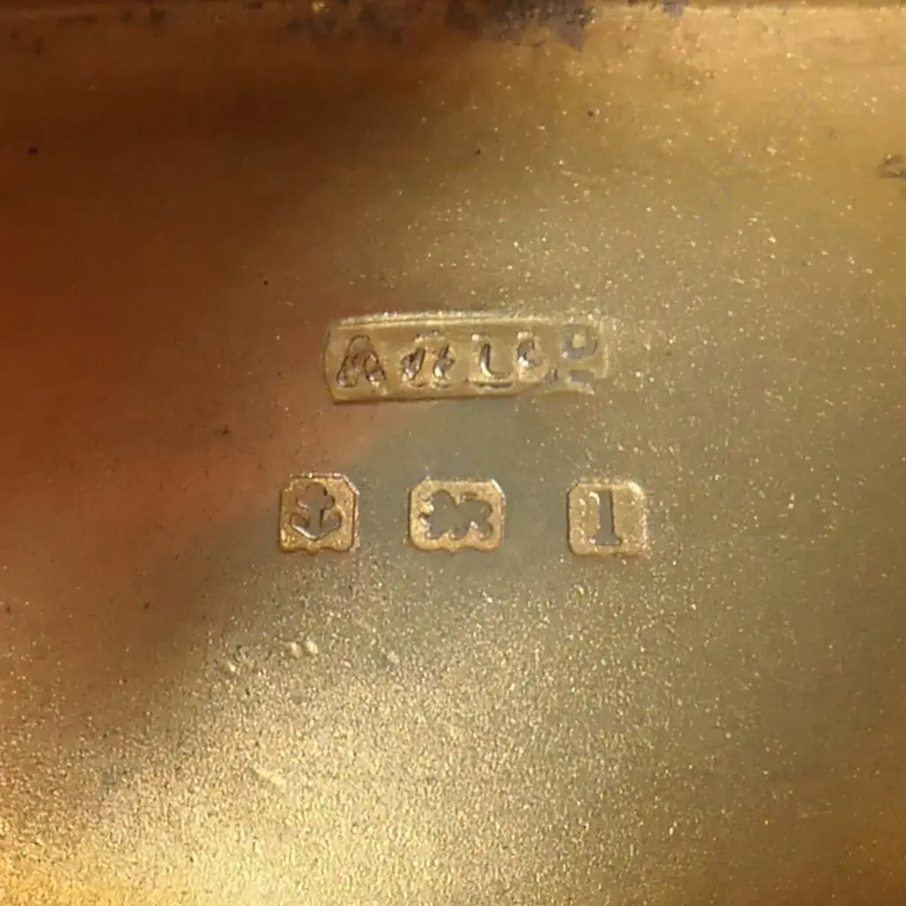 A late Edwardian silver and enamel patch box, Image 1++