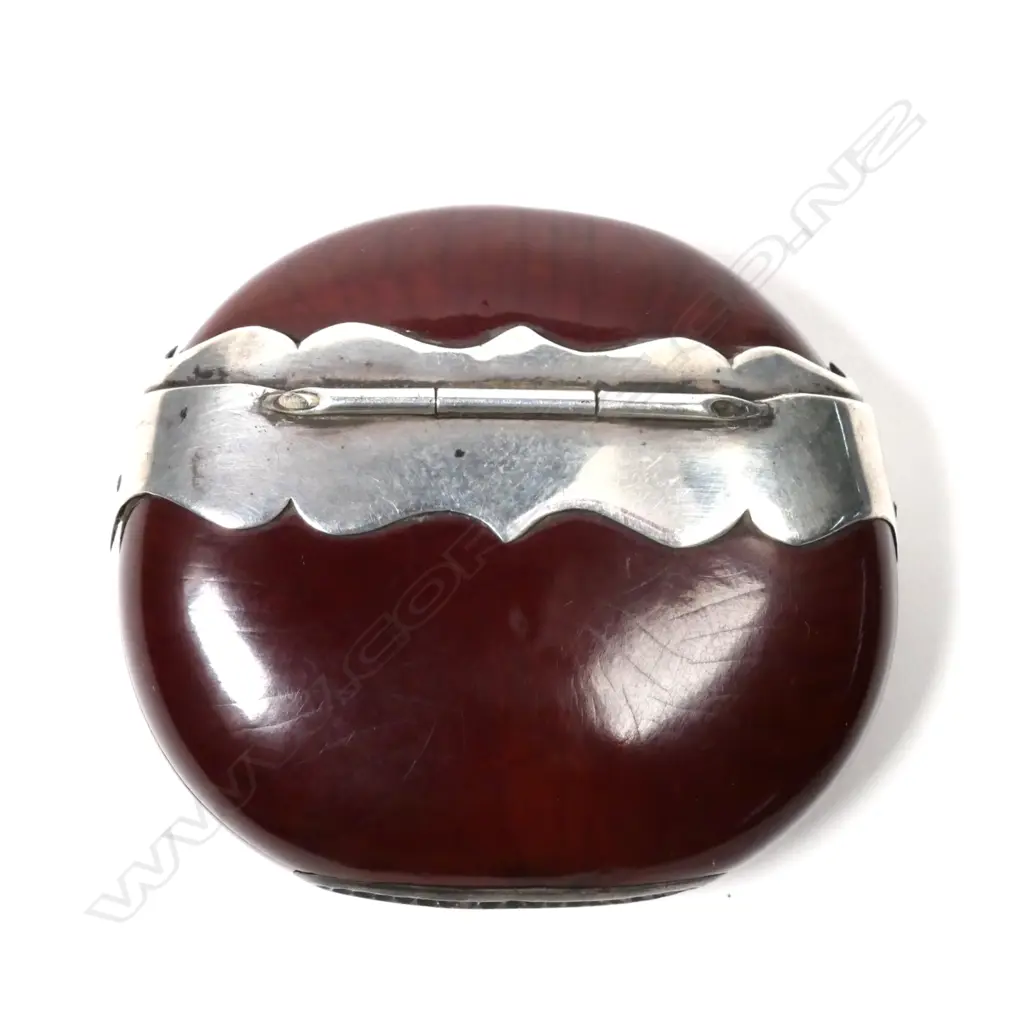 A c1.900 silver mounted nut vesta, Image 1++