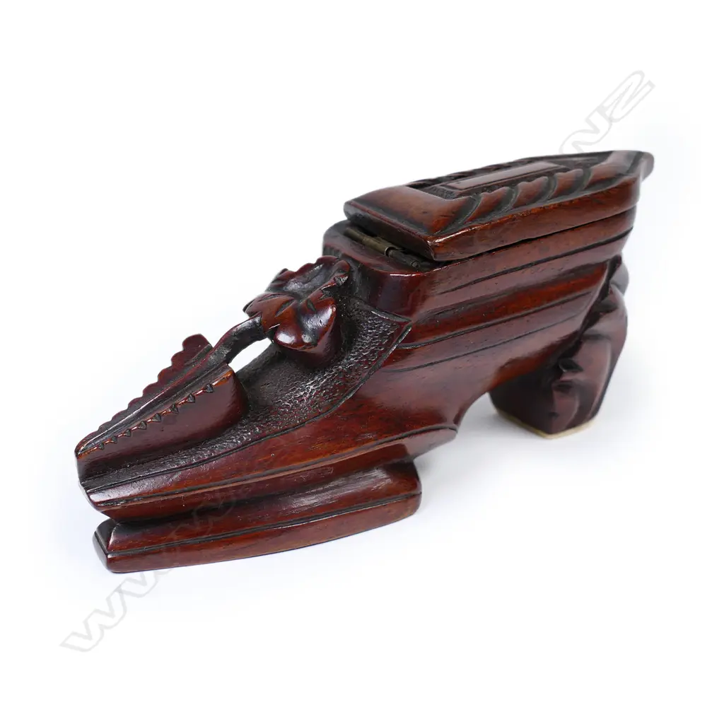 A 19thC carved wood shoe form snuff box, Image 1++