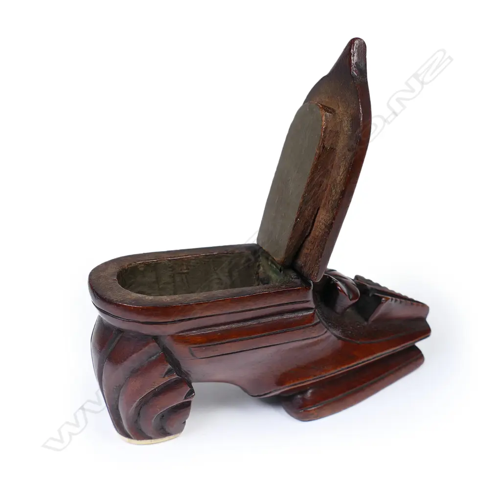 A 19thC carved wood shoe form snuff box, Image 1++