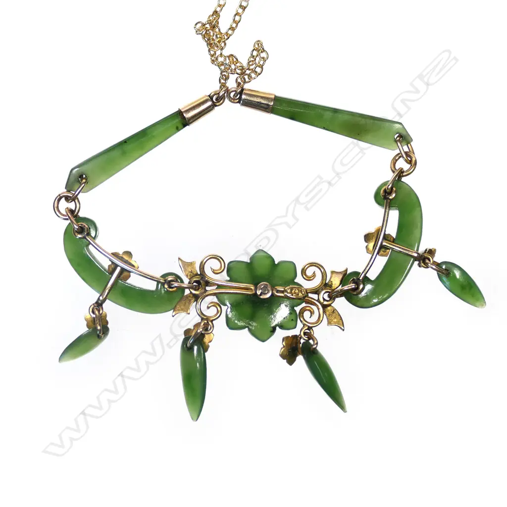 A 9ct gold and pounamu necklace, Image 1++