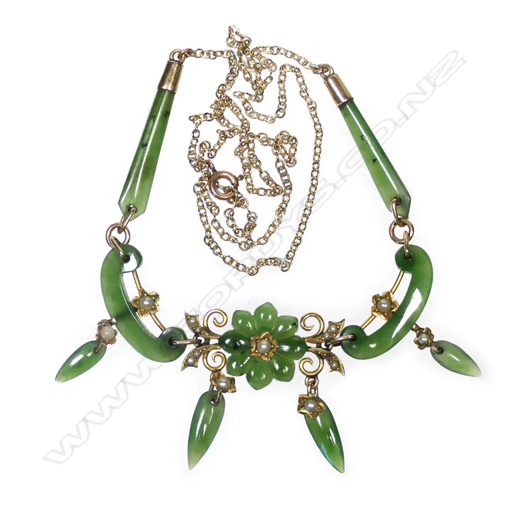A 9ct gold and pounamu necklace, Image 1++