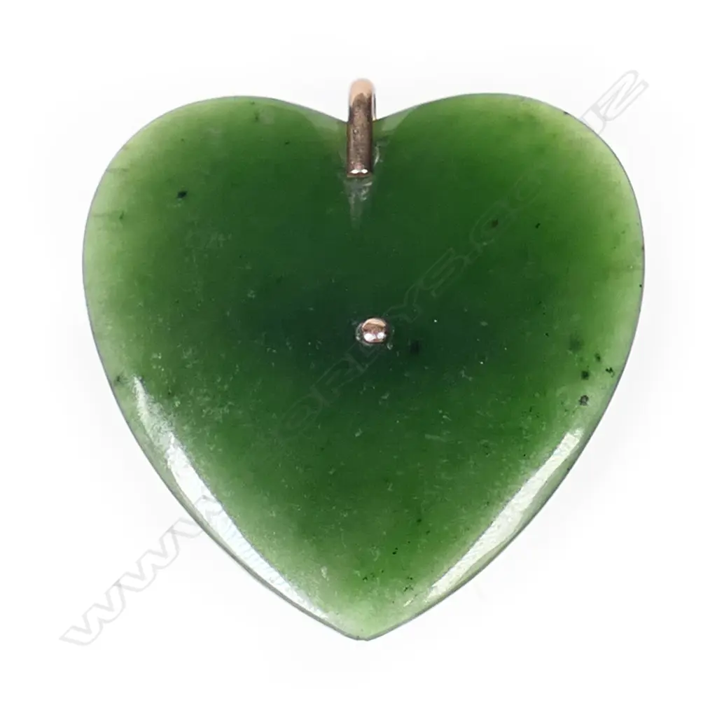 A colonial 9ct gold and pounamu heart pendant, Image 1++