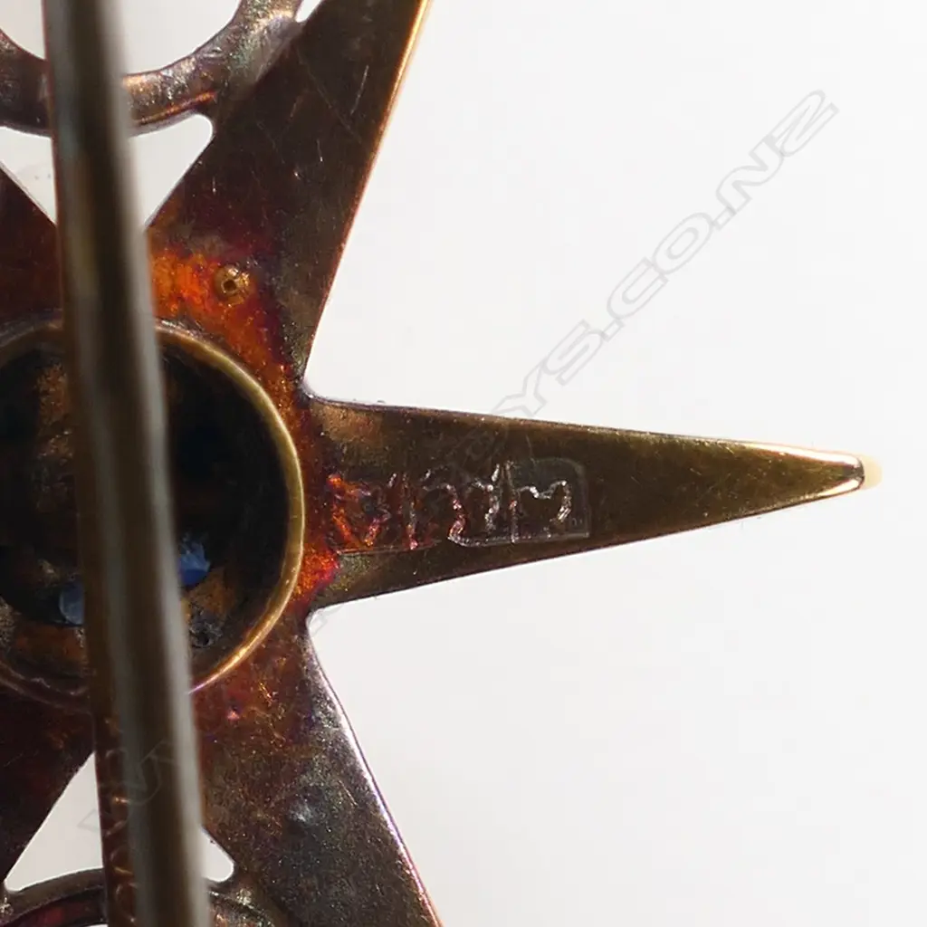 A Victorian 9ct gold sapphire and seed pearl brooch, Image 1++