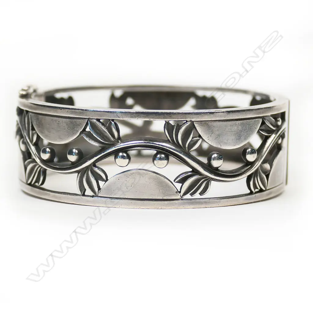 A vintage Georg Jensen solid silver Art Deco vine design hinged bangle, Image 1++
