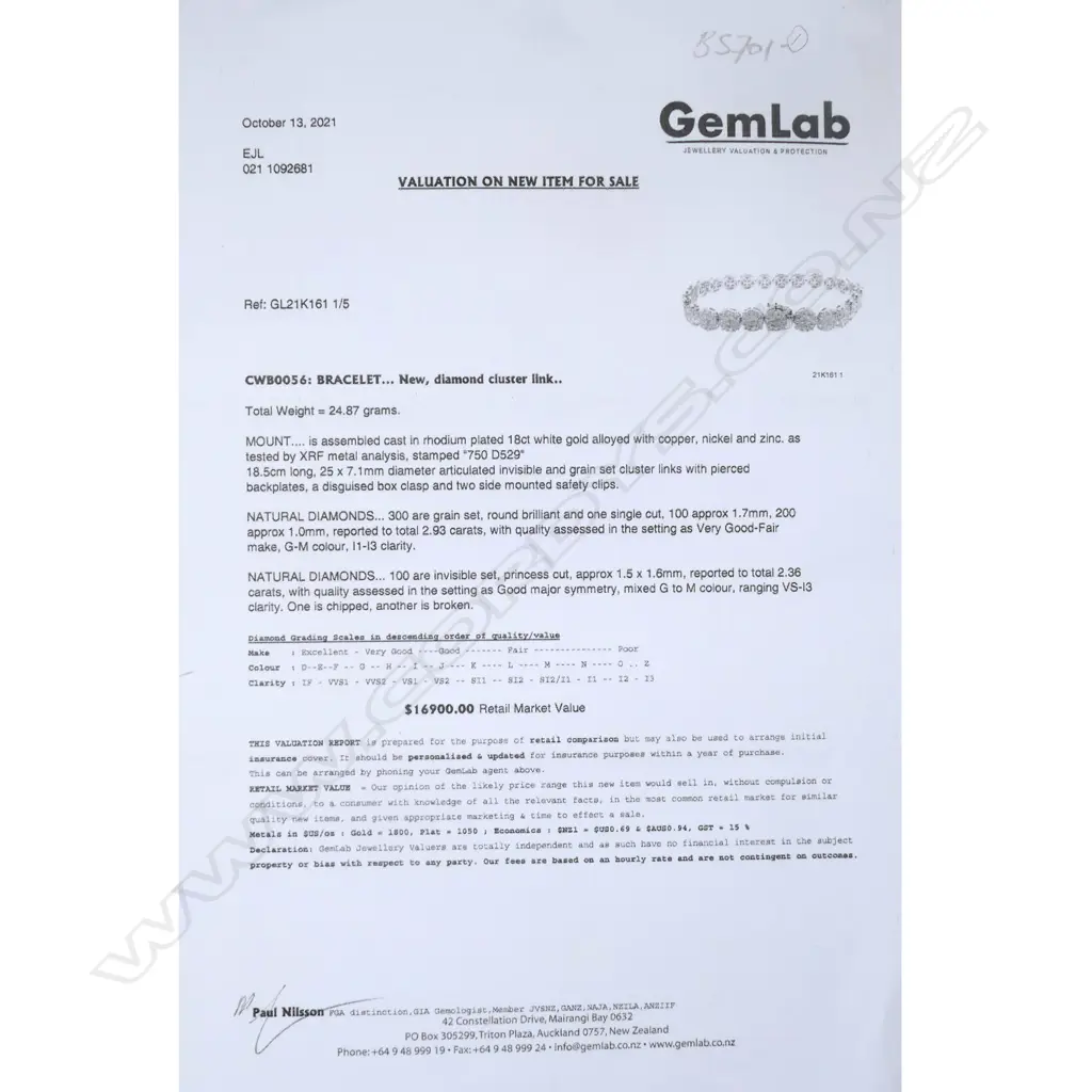 An 18ct white gold and multi cluster diamond bracelet, Image 1++