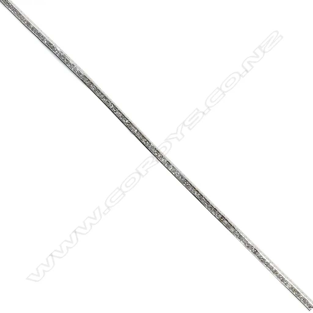 An 18ct white gold and diamond tennis bracelet, Image 1++