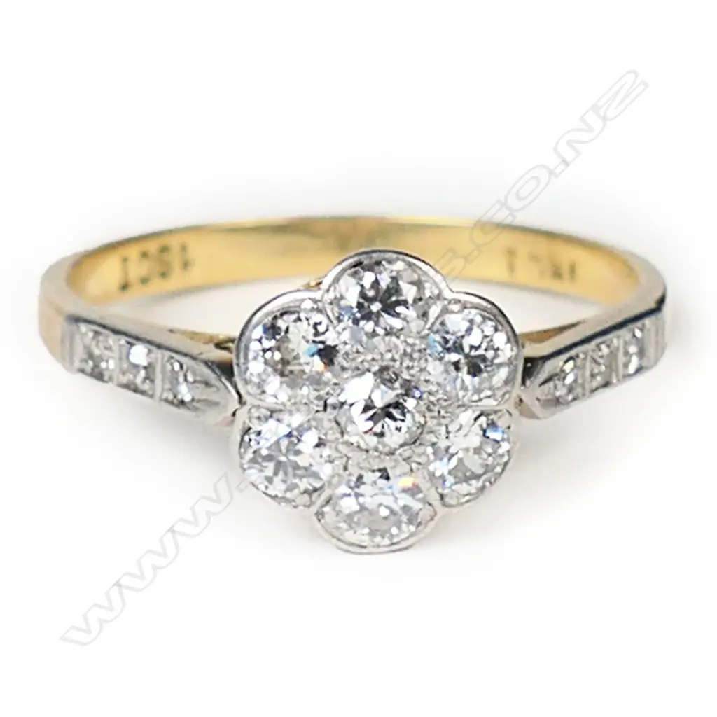 A vintage 18ct gold and diamond cluster ring, Image 1++