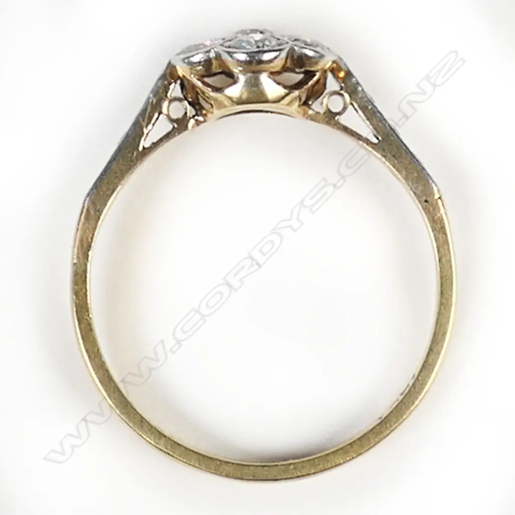 A vintage 18ct gold and diamond cluster ring, Image 1++